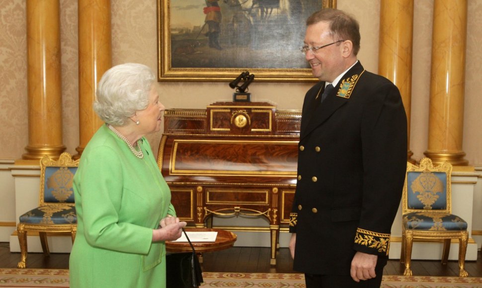 Elžbieta II ir Rusijos ambasadorius Jungtinėje Karalystėje Aleksandras Jakovenko