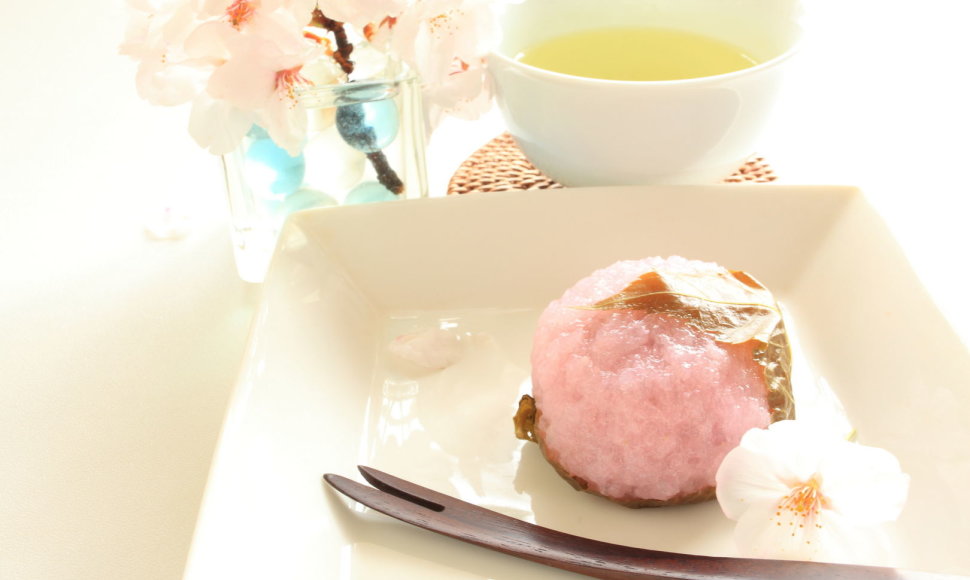 Rausvas ryžių pyragėlis „Sakura Mochi“.