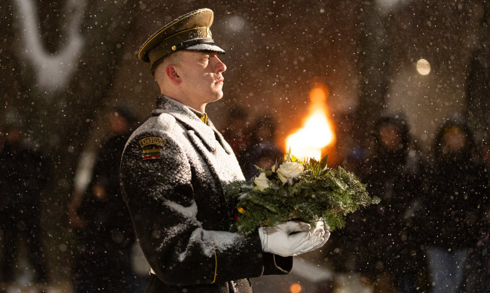 Atminimo laužų uždegimo ceremonija prie Lietuvos nacionalinio radijo ir televizijos pastato