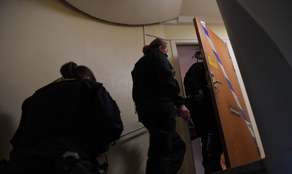 Švedijoje suimta motina, galimai laikiusi savo sūnų uždarytą namuose kelis dešimtmečius