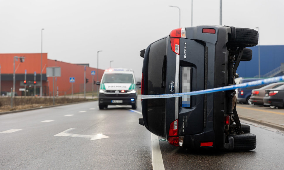 Vikingų gatvėje apvirtęs automobilis