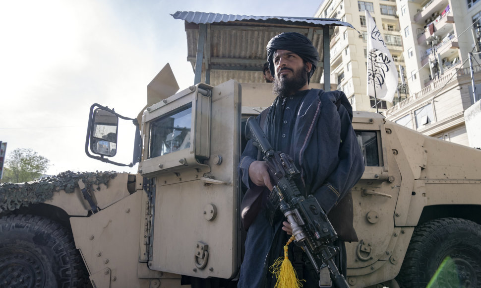Talibano kovotojas saugo sprogimo vietą Kabule