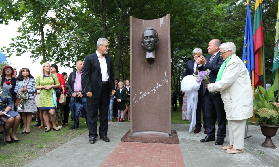 Kauno rajone atidengtas paminklas signatarui Pranui Dovydaičiui