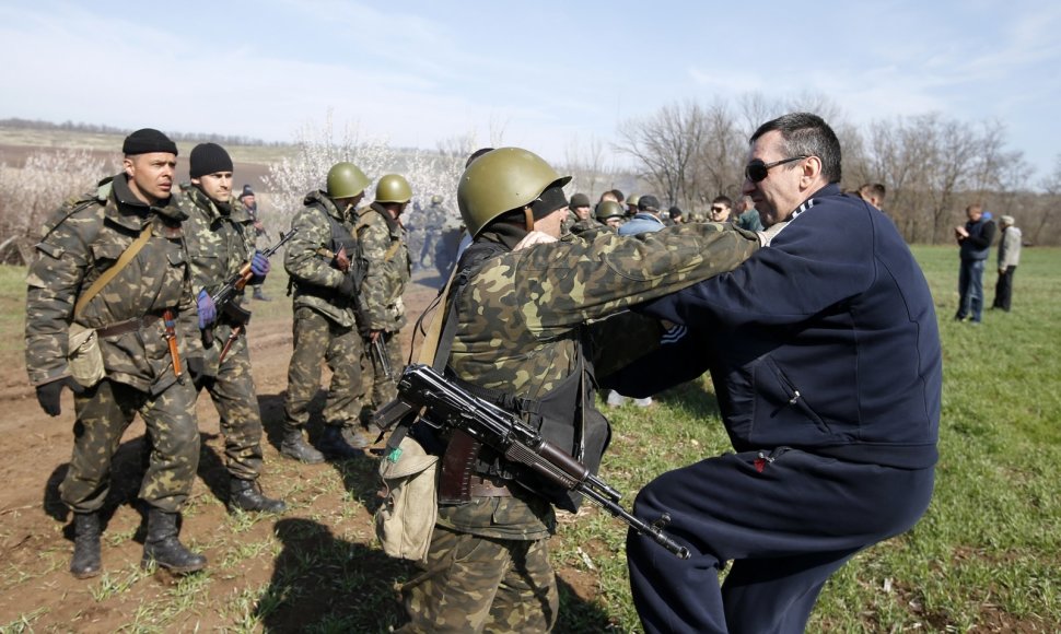 Prorusiški kovotojai konfliktuoja su Ukrainos kariais 