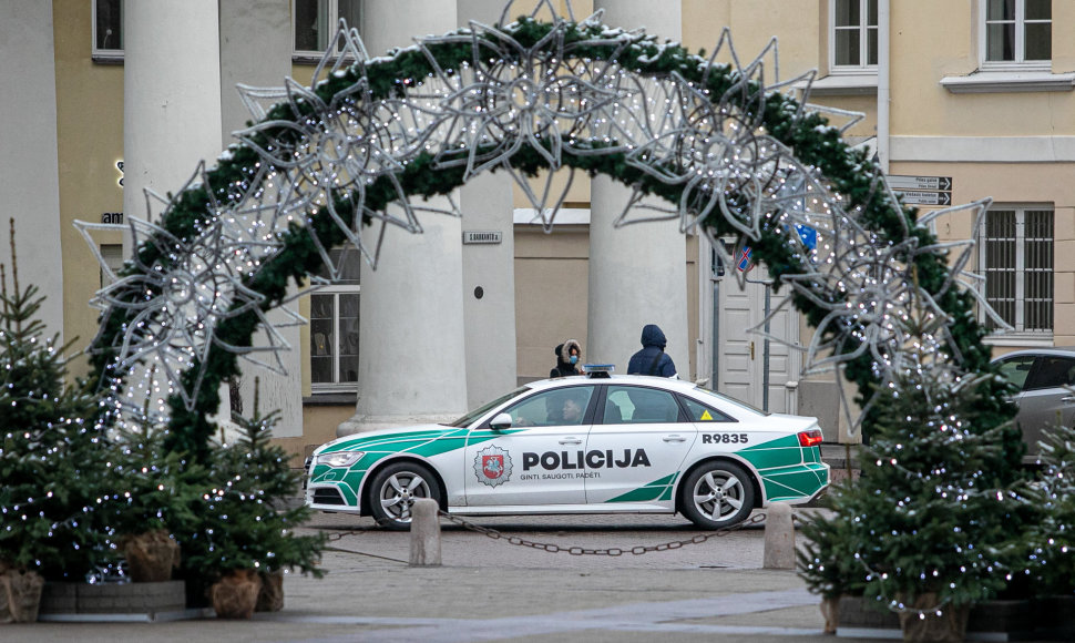 Policijos automobilis prie Kalėdinių dekoracijų