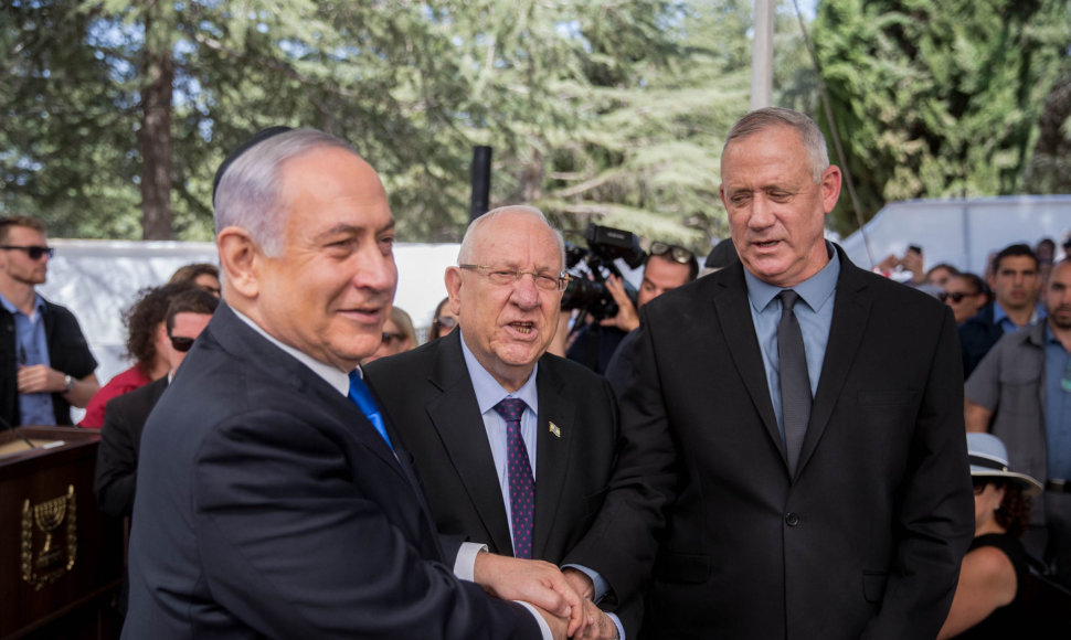 B.Netanyahu, R.Rivlinas ir B.Gantzas