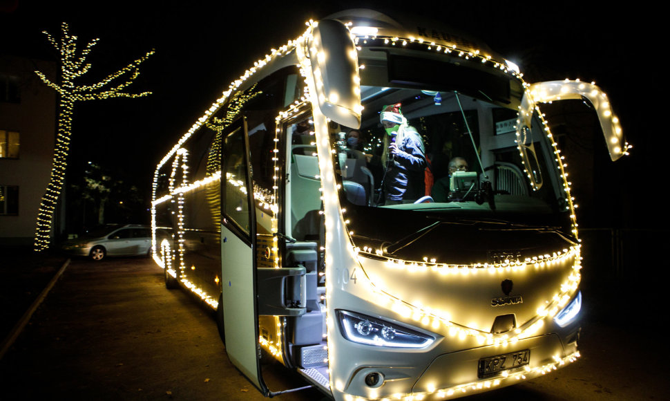 Kalėdinis autobusas aplankė Kauno kiemus