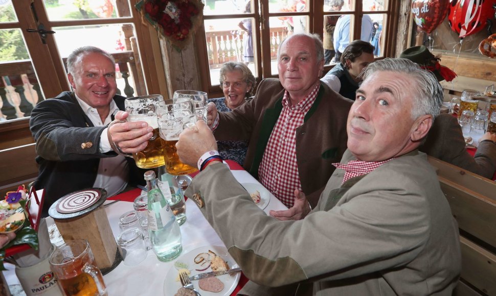 C.Ancelotti ir Miuncheno „Bayern“ futbolininkai prieš kelias dienas apsilankė tradicinėje „Oktoberfest“ šventėje.