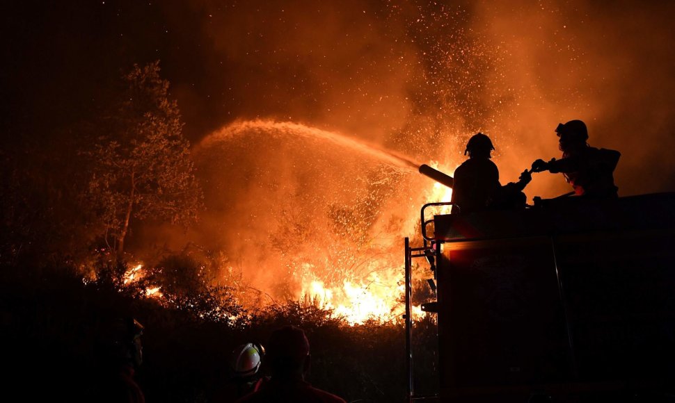 Portugalijos ugniagesiai kovoja su gaisru.