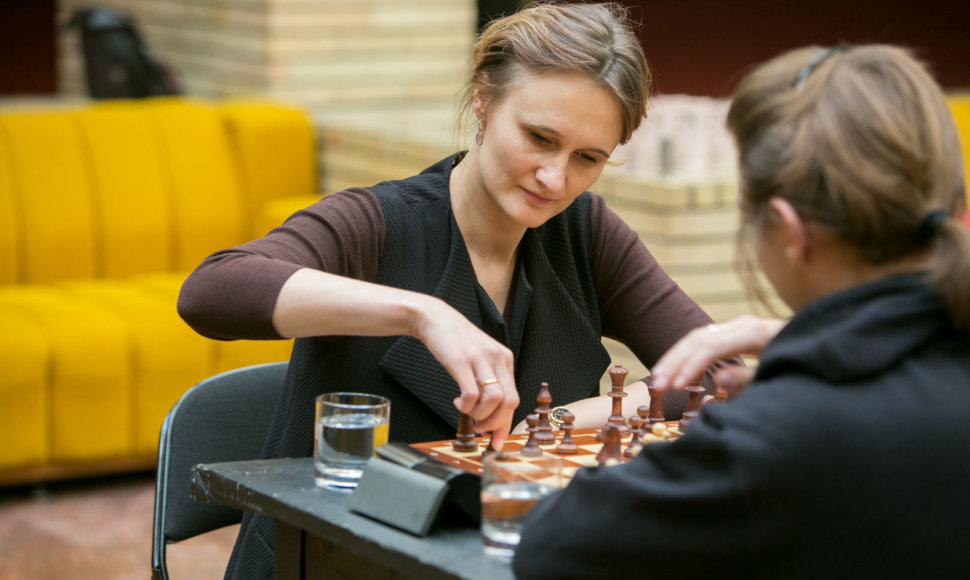 Mariaus Repšio ir Viktorijos Čmilytės-Nielsen šachmatų dvikovos akimirka