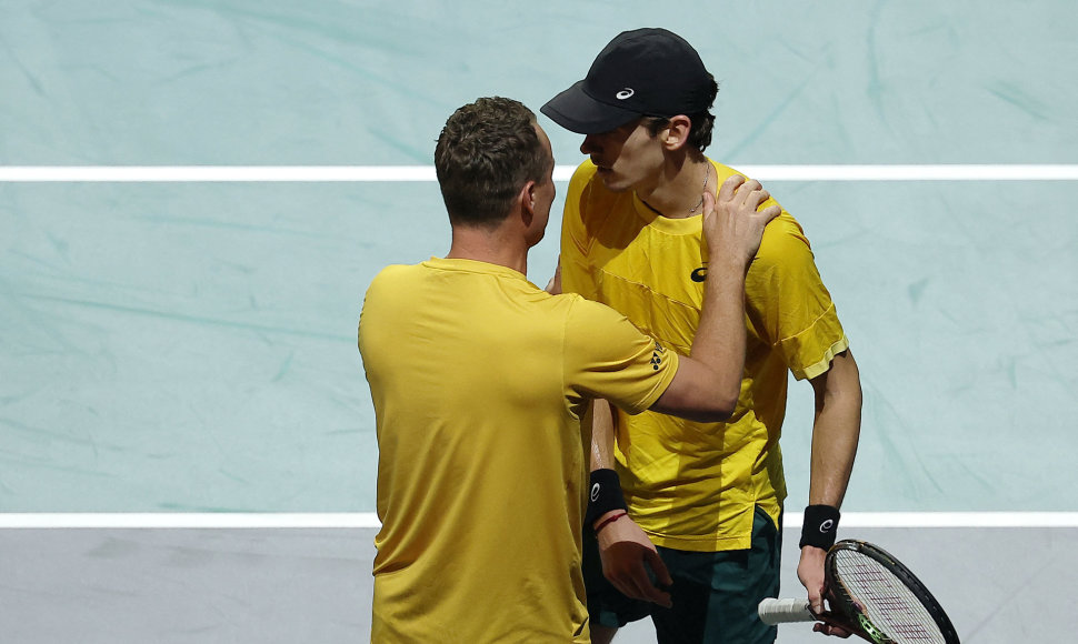 Australijos rinktinės kapitonas Lleytonas Hewittas ir tenisininkas Alexas De Minauras