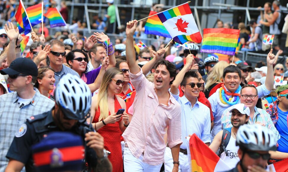 Justinas Trudeau (viduryje) gėjų parade Toronte