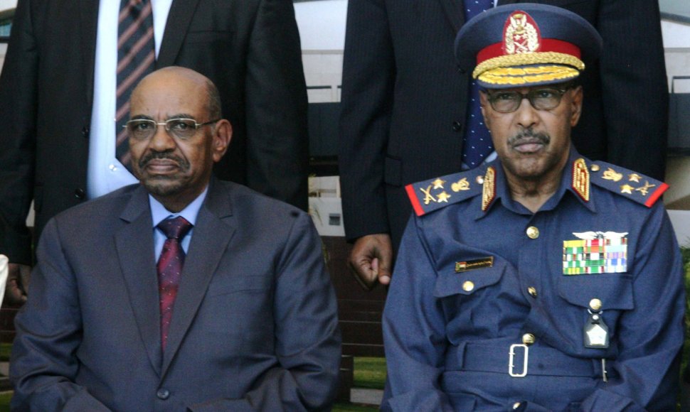 Omaras al Bashiras (kairėje) ir Sudano gynybos ministras.