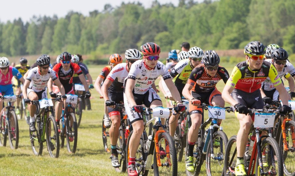 MTB dviračių rungtynių dalyviai