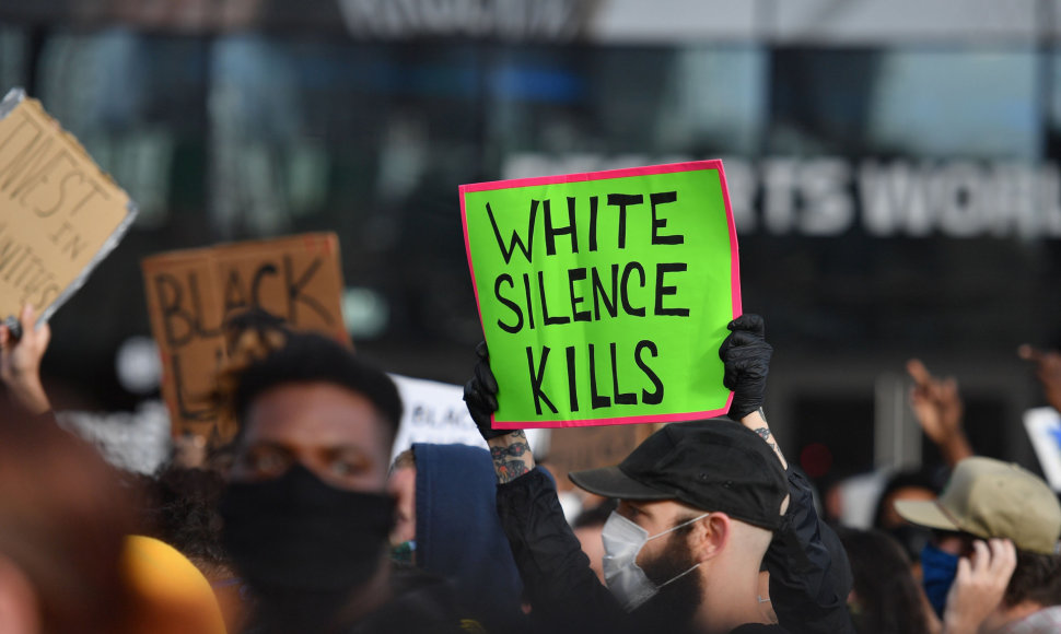 „Baltųjų tyla žudo“ - užrašas ant plakato proteste po George'o Floydo nužudymo