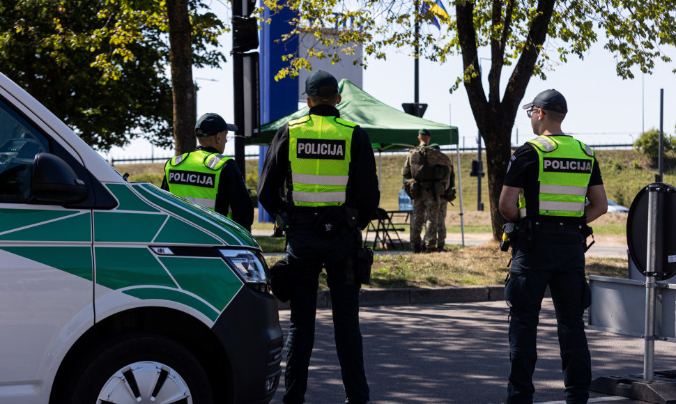 Policijos pareigūnai ir Lietuvos kariuomenės kariai Litexpo prieigose