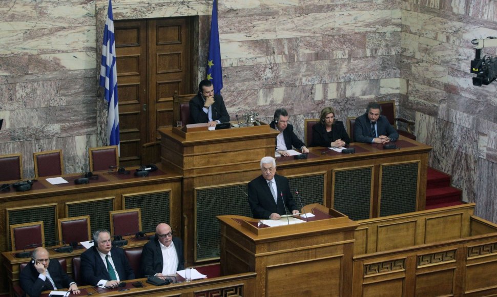 Mahmudas Abbasas sako kalbą Graikijos parlamente.