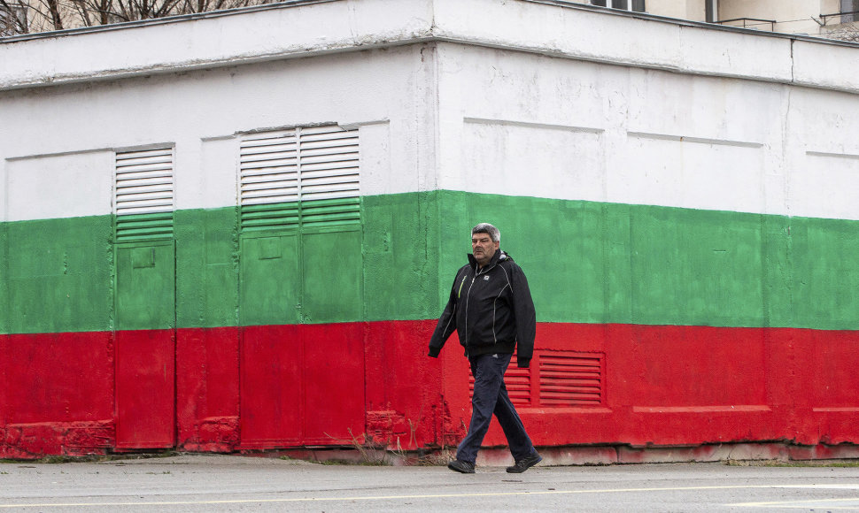 Vyras Bulgarijos vėliavos spalvų fone