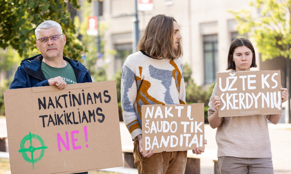 Protestas prieš naktinio matymo taikiklių pataisų įteisinimą medžioklėje