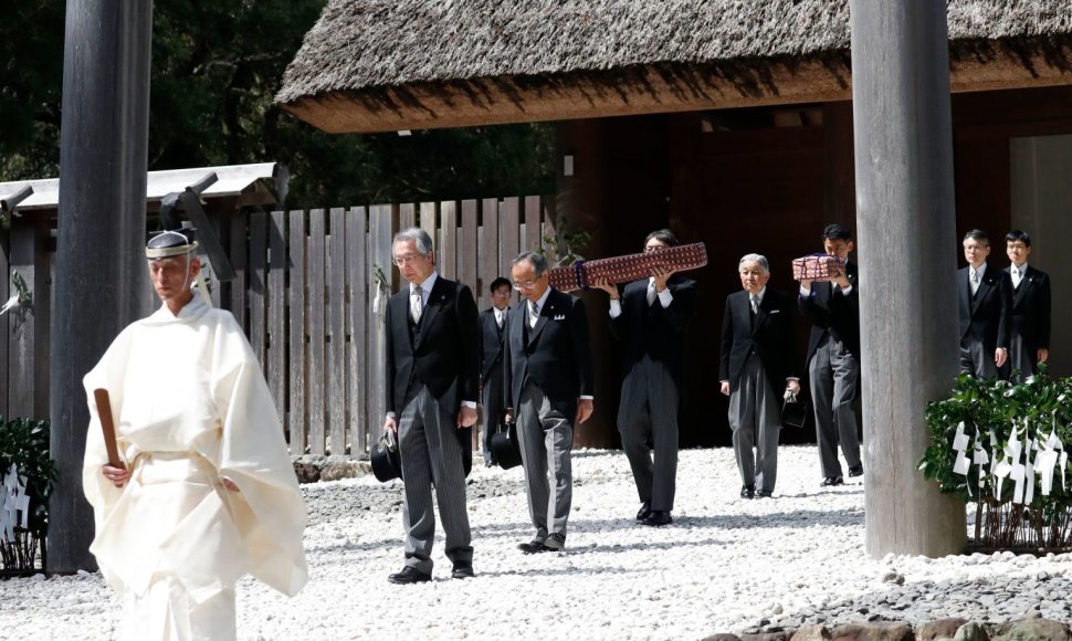 Japonijos imperatorius Akihito lankosi šintoistų šventykloje