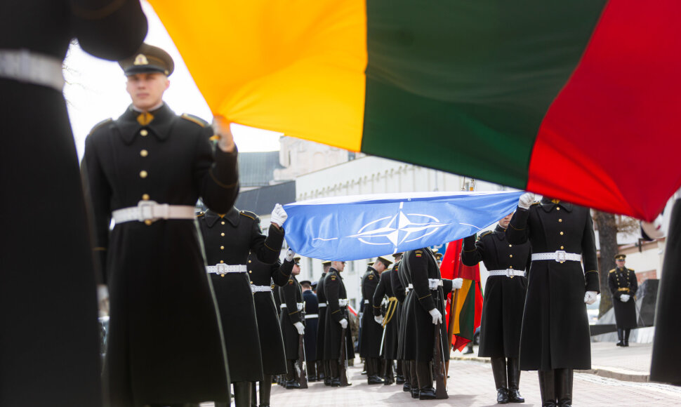 S. Daukanto aikštėje vyko Lietuvos ir NATO vėliavų pakėlimo ceremonija