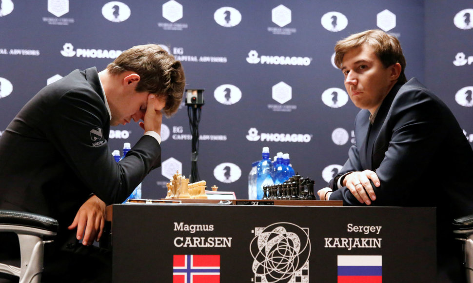 Sergejus Karjakinas (deš.) įveikė Magnusą Carlseną aštuntoje partijoje