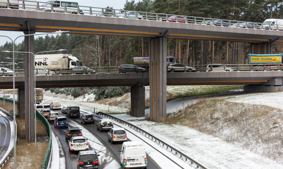 Sniegas sunkina eismo sąlygas Vilniuje