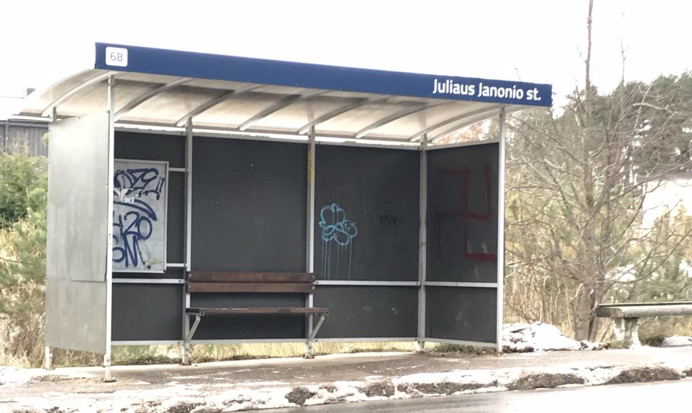 Svastika išpaišyta Juliaus Janonio autobusų stotelė Vilniuje