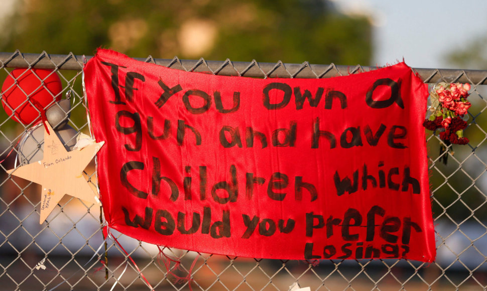 Plakatas: „Jei turi ginklą ir vaiką, kurį verčiau prarastum?“ 