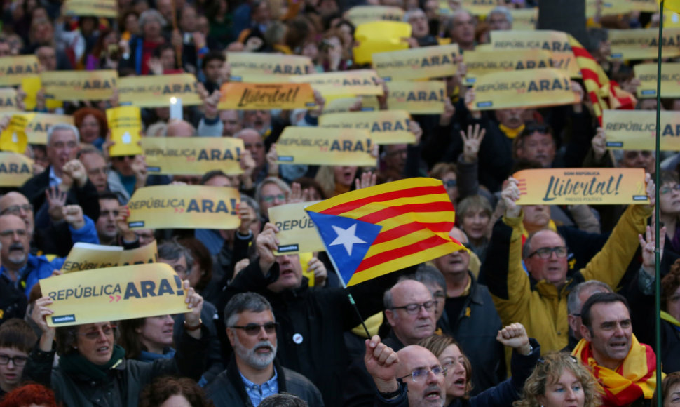 Barselonoje tūkstančiai demonstrantų reikalavo Katalonijos nepriklausomybės