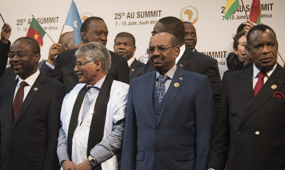 Omaras al Bashiras (antras iš dešinės)