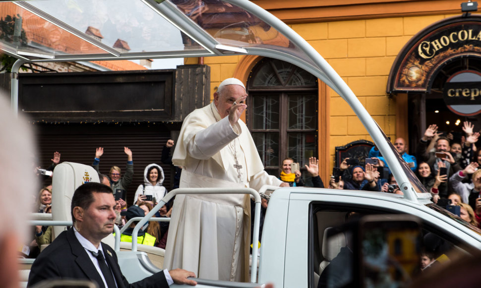 Popiežius palydimas nuo Kauno arkivyskupijos kurijos iki Katedros