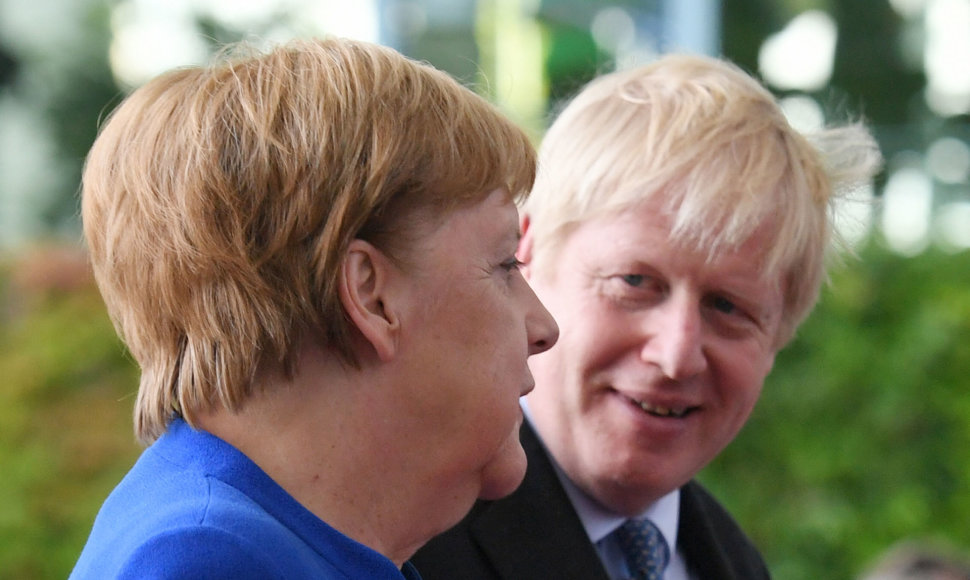 Borisas Johnsonas ir Angela Merkel