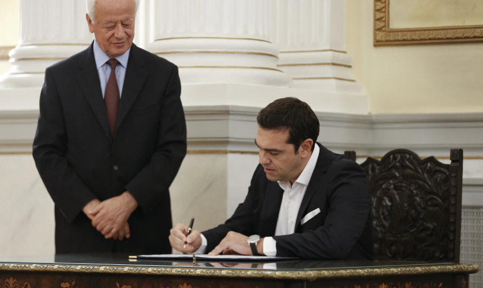 Aleksis Cipras pasirašo paskyrimo ministru pirmininku dokumentus.