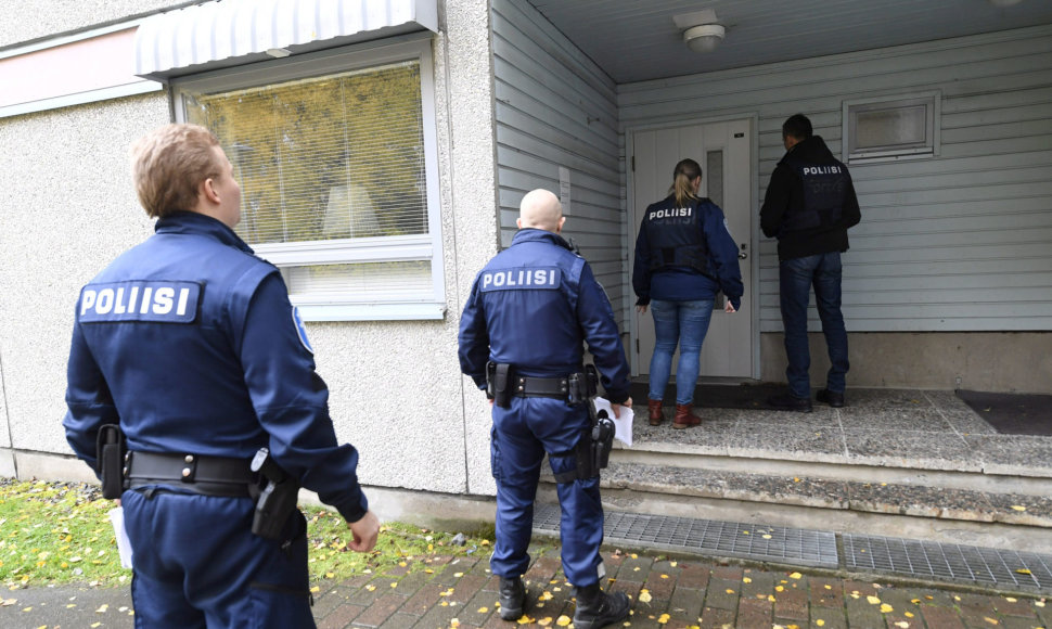 Suomijos policija prie profesinės kolegijos studentų bendrabučio