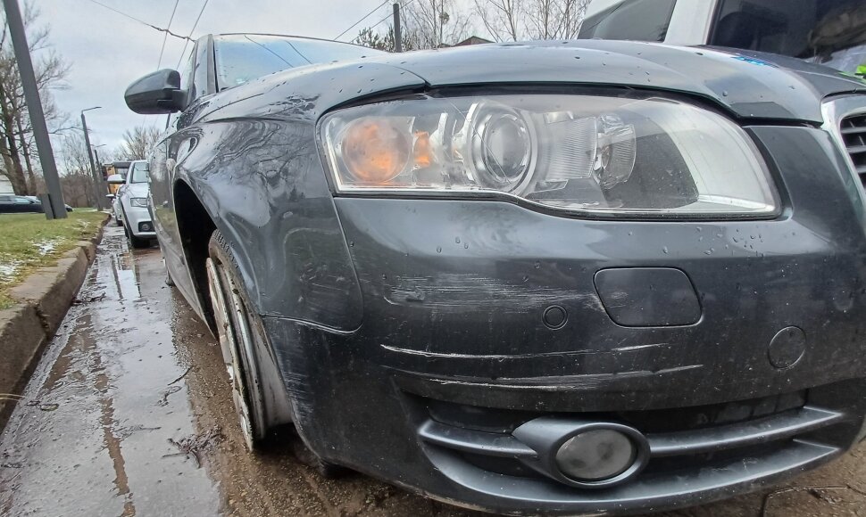 Kaune &bdquo;Audi&ldquo; kliudė namo sieną