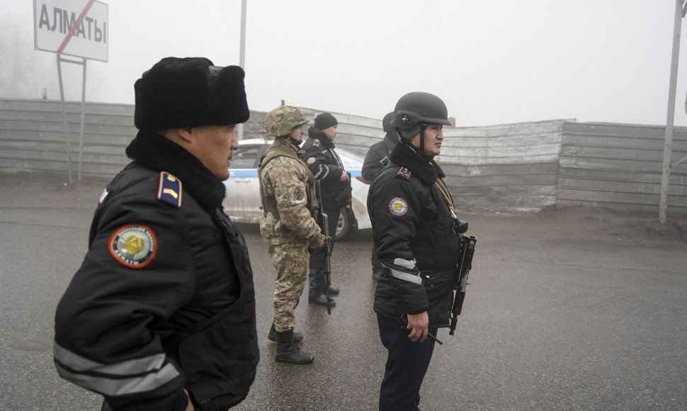 Kazachų pareigūnai kontroliuoja kelius, vedančius į Almatą.