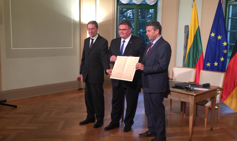 Lietuvos ir Vokietijos ministrai pasirašė sutartį dėl Vasario 16-osios akto perdavimo