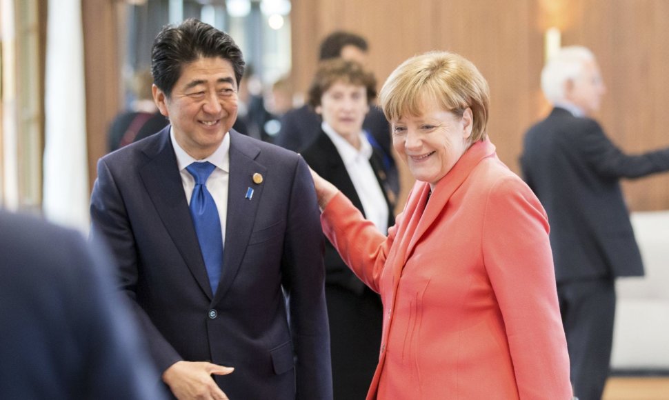 Shinzo Abe ir Angela Merkel