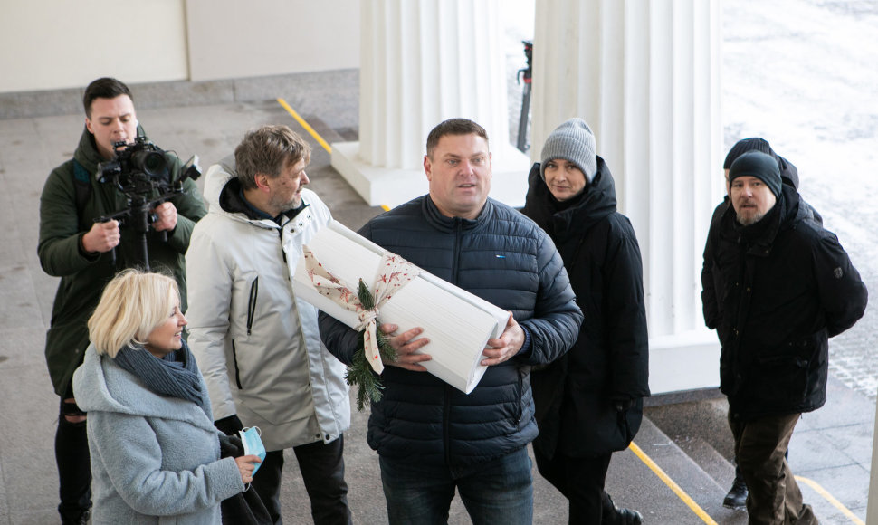 Žinomi žmonės Prezidentui įteikė peticiją dėl Galimybių paso veikimo stabdymo