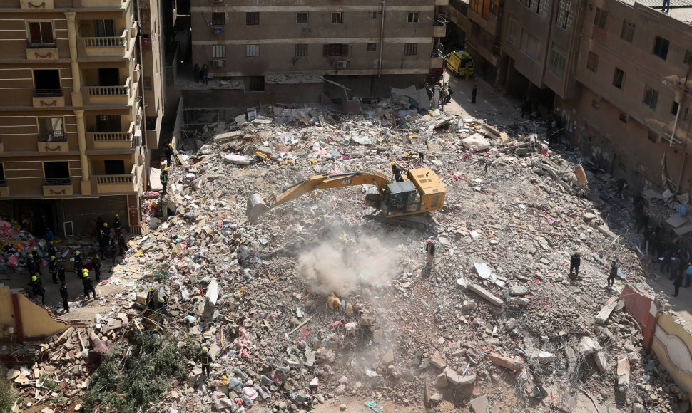Sugriuvęs namas Kaire