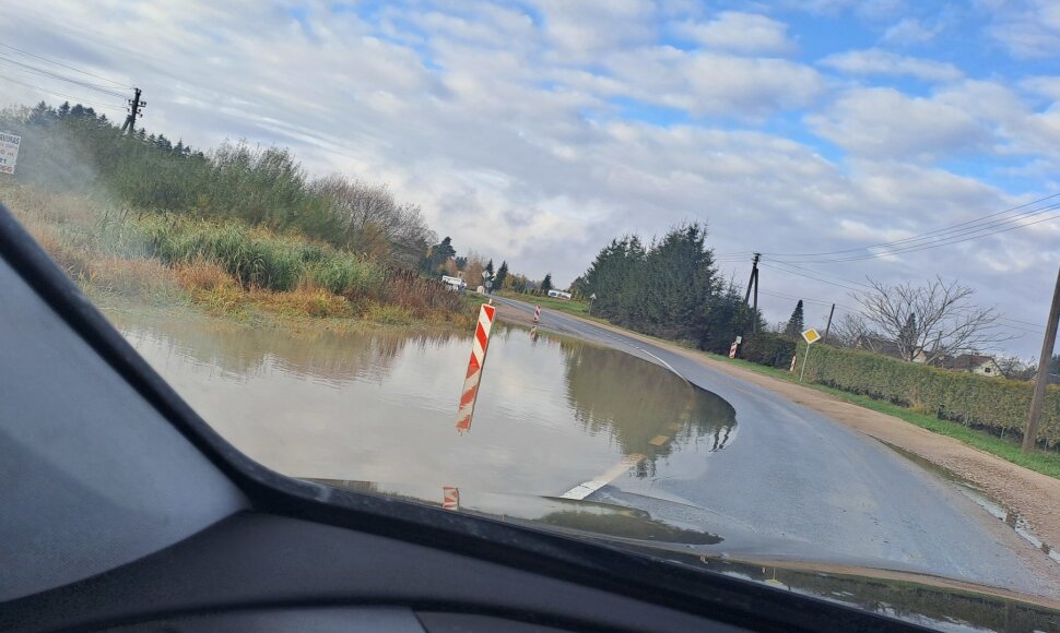 Užtvindyta pagrindinė gatvė Avižieniuose spalio 25 d.
