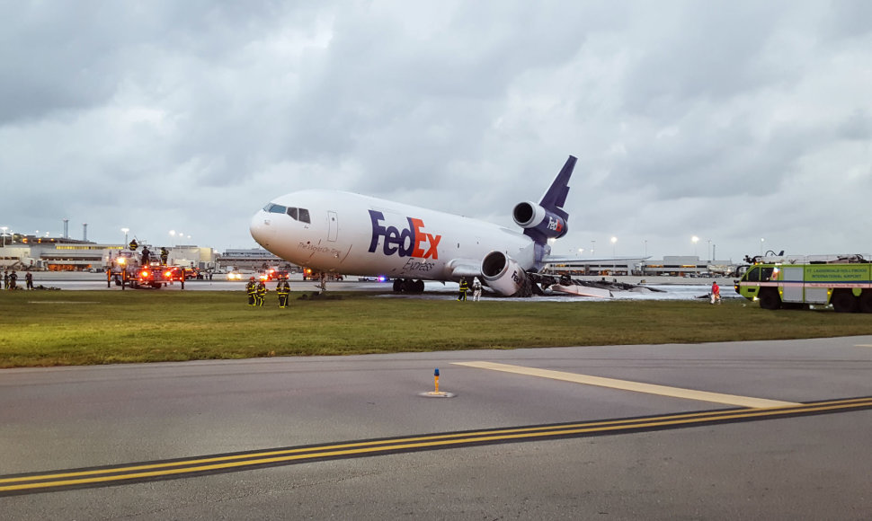 Degęs „FedEx“ lėktuvas