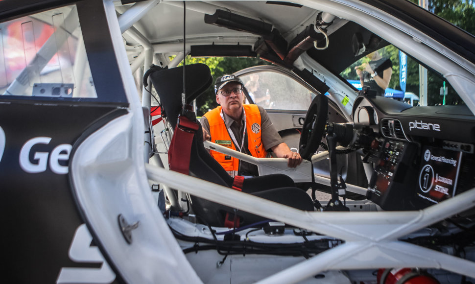 „ENEOS 1006 km lenktynių“ automobiliai techninėje komisijoje