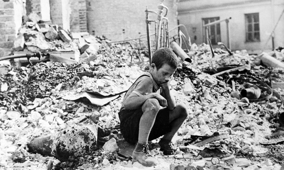 Karo pradžia. Berniukas verkia sugriautos Varšuvos gatvėje, 1939 m. rugsėjis