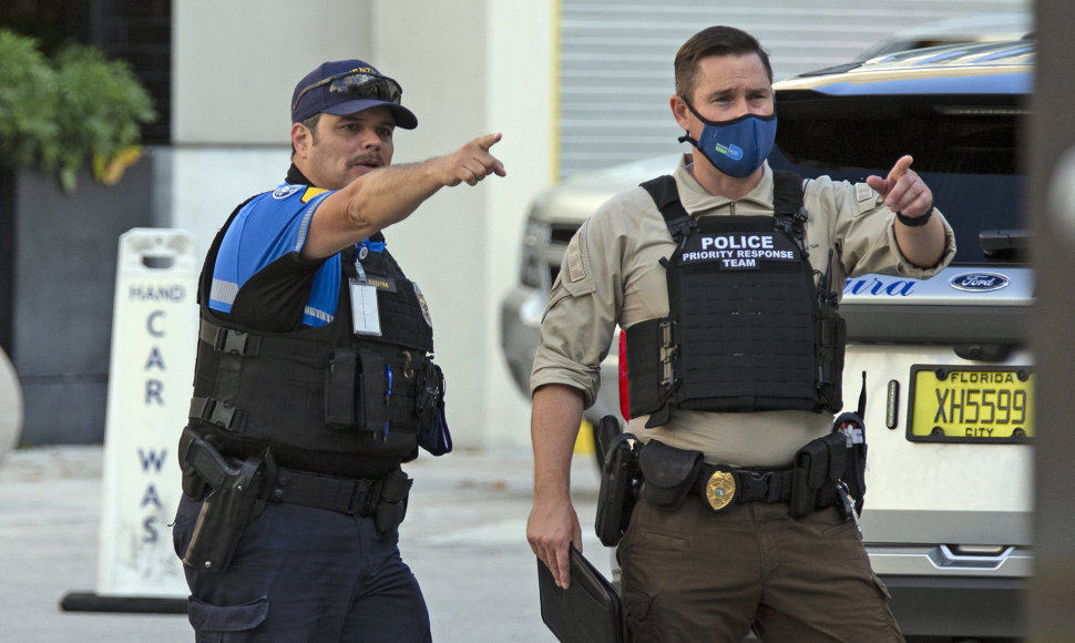 Policija prie prekybos centro Floridoje