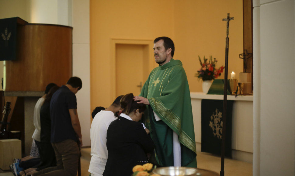 Berlyno Šventosios Trejybės evangelikų bažnyčios kunigas Gottfriedas Martensas krikštija atvykėlius iš Irano.