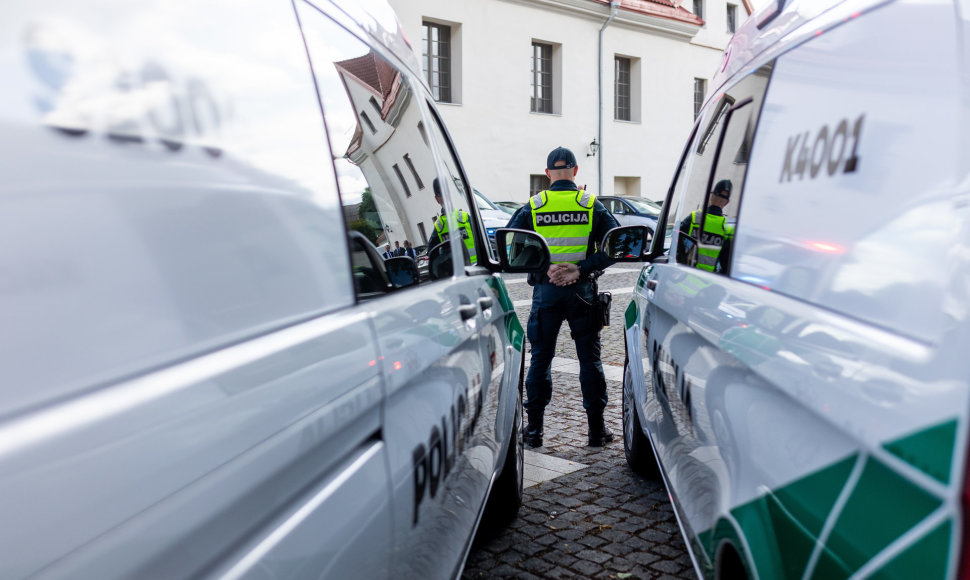 Naujų policijos automobilių „Mercedes-Benz“ perdavimas.