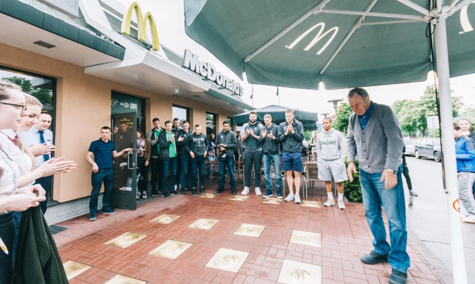 mcdonalds-zvaigzdziu-alejoje-atidengtas-mpaulausko-delno-ispaudas