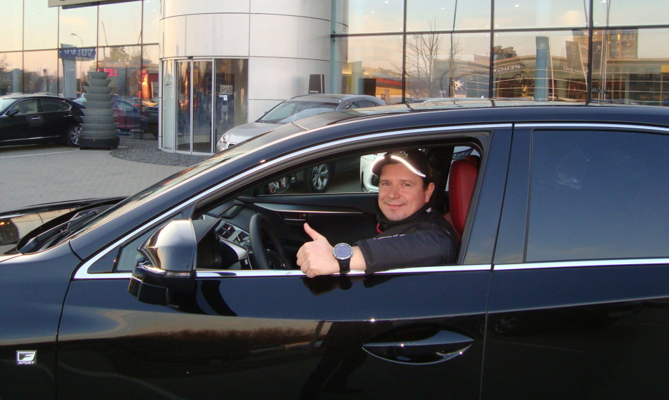 Antanas Juknevičius prie „Lexus NX200t“ vairo